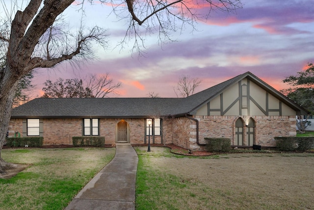 view of front of home featuring a lawn