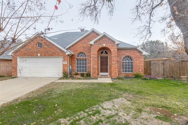 view of front of home featuring a front lawn and a garage