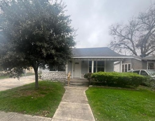 view of front of house with a front lawn