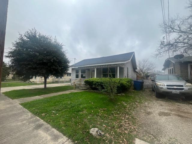 view of front facade featuring a front yard