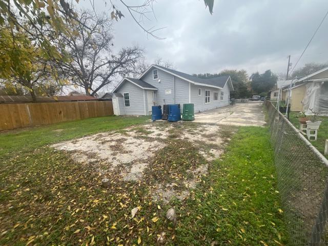 back of house featuring a lawn