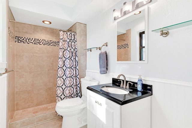 bathroom featuring a shower with shower curtain, vanity, and toilet