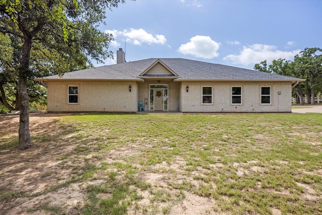 view of front facade featuring a front lawn