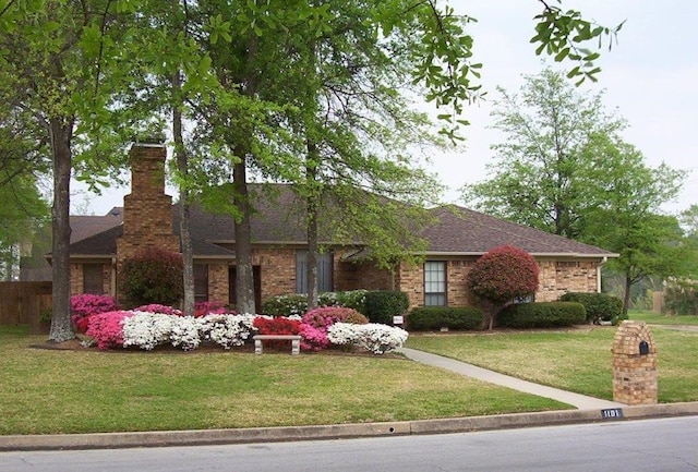 single story home with a front yard