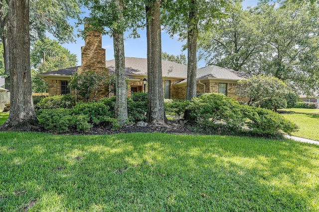 ranch-style house featuring a front yard