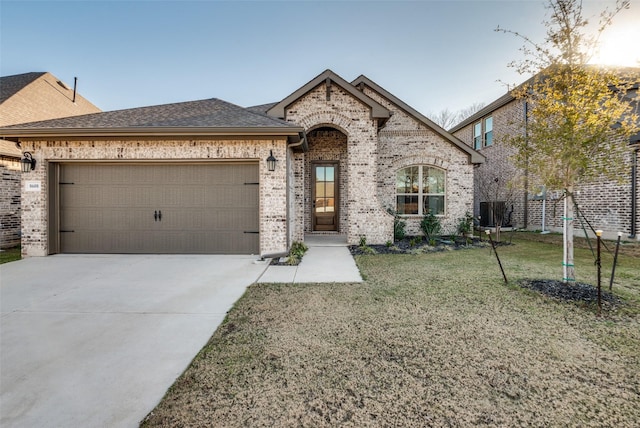 view of front of house featuring a front yard and a garage