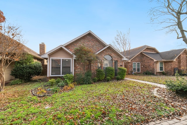 view of front facade featuring a front yard