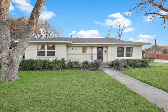 single story home with a front lawn