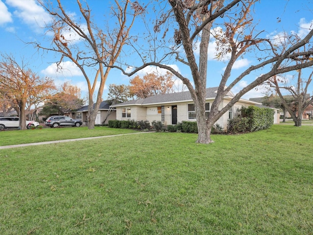 ranch-style home featuring a front lawn