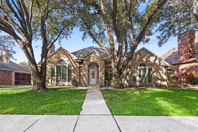 view of front facade with a front yard