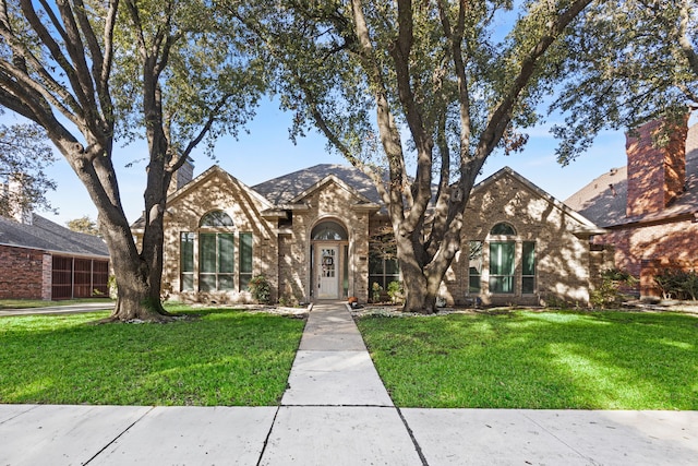 view of front of property featuring a front lawn