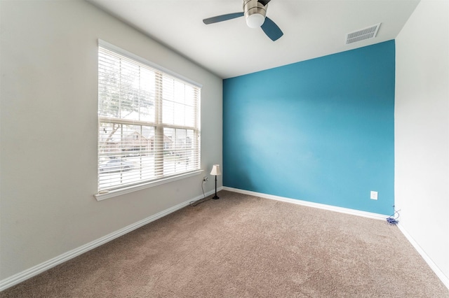 carpeted empty room featuring ceiling fan