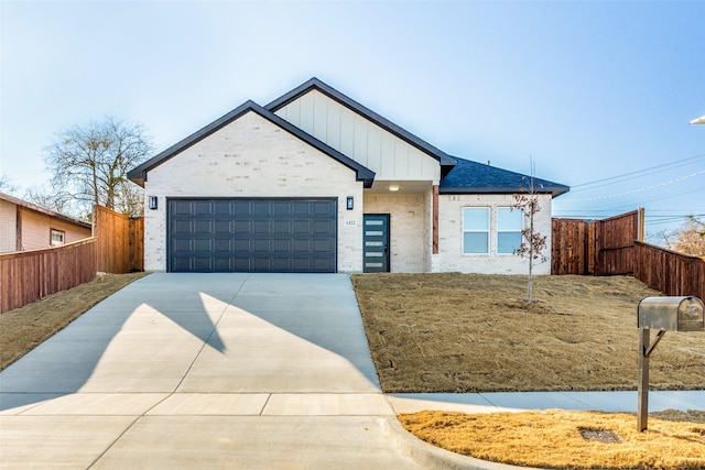 view of front facade featuring a garage