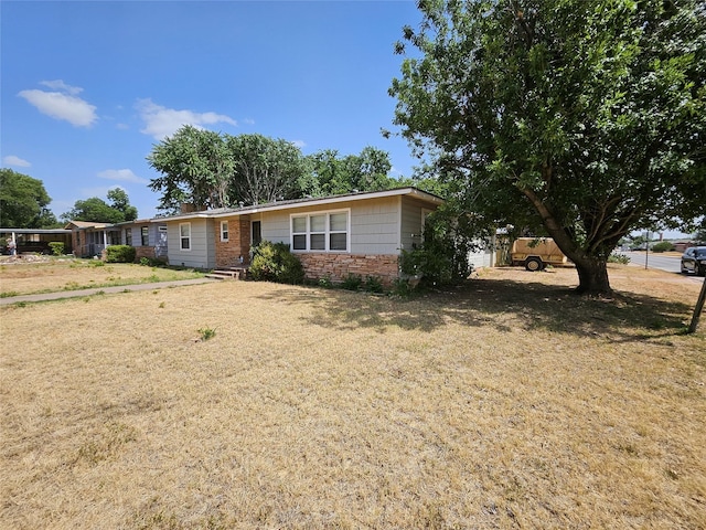 single story home with a front lawn