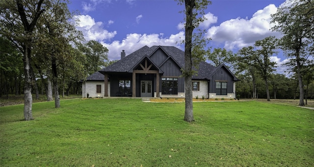 view of front of home featuring a front lawn