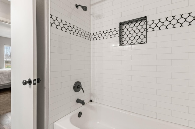 bathroom with tiled shower / bath combo