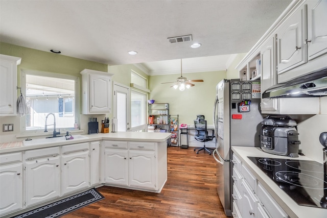 kitchen with kitchen peninsula, black electric stovetop, ceiling fan, sink, and white cabinetry