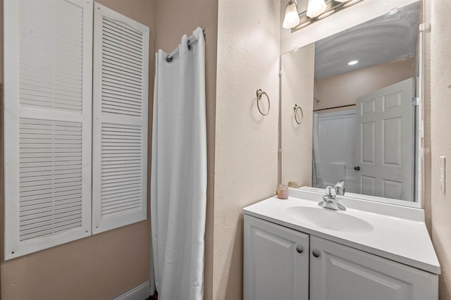 bathroom with a shower with shower curtain and vanity