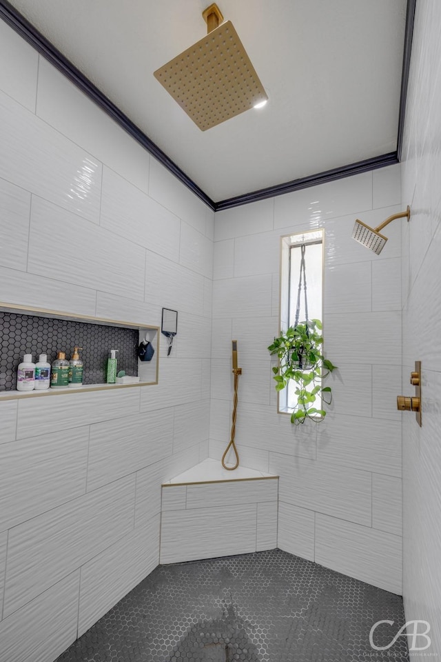 bathroom featuring a tile shower