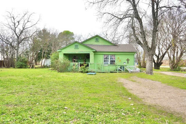 view of front of house featuring a porch and a front lawn