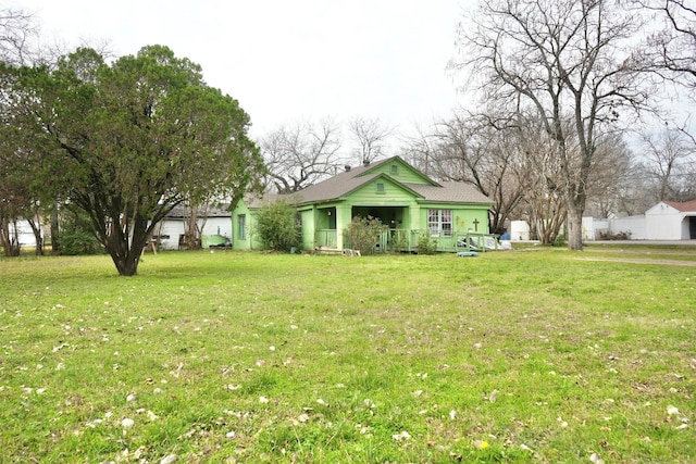 view of front facade with a front yard