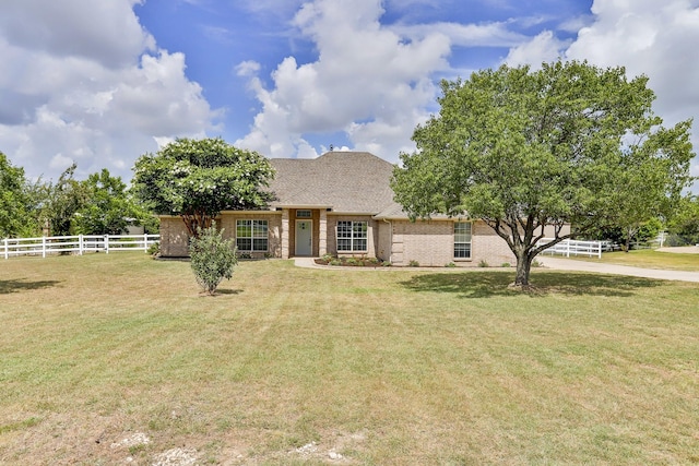 single story home with a front lawn