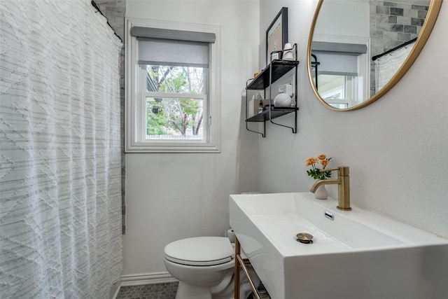 bathroom featuring a shower with shower curtain and toilet