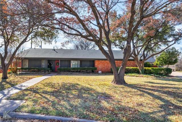 single story home with a front lawn