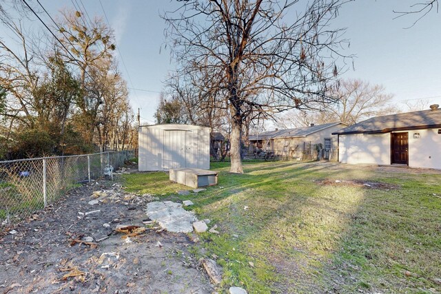 view of yard featuring a storage shed