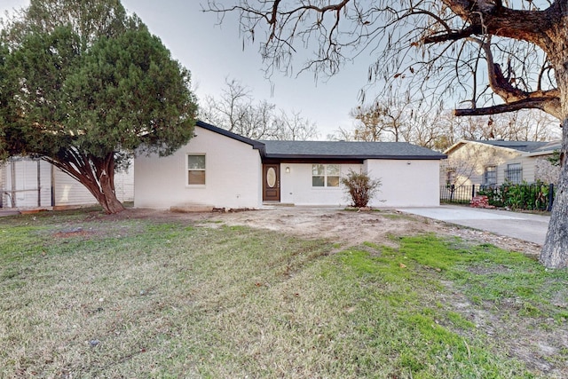 ranch-style house featuring a front yard