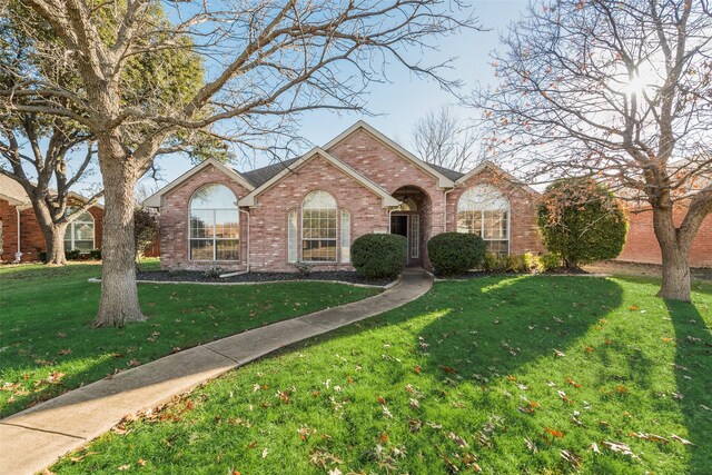 view of front of property featuring a front lawn