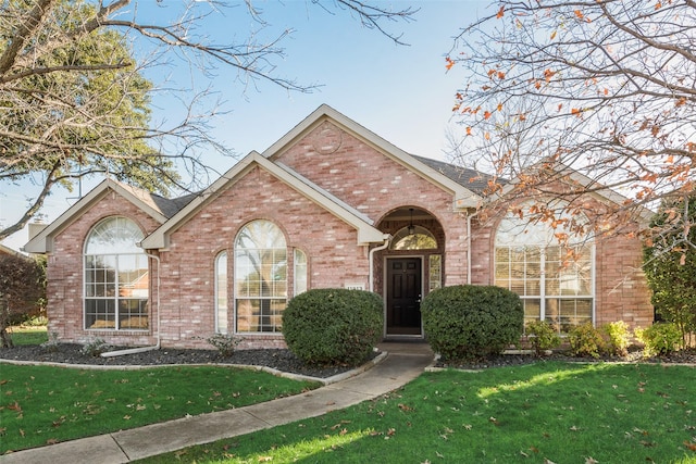 view of front of property featuring a front yard