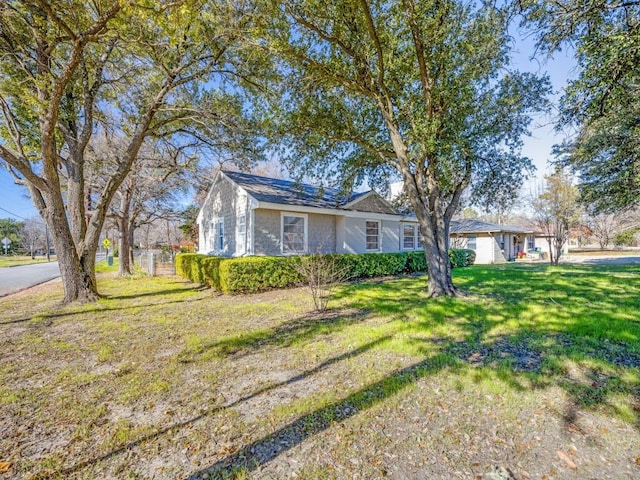 ranch-style house featuring a front yard