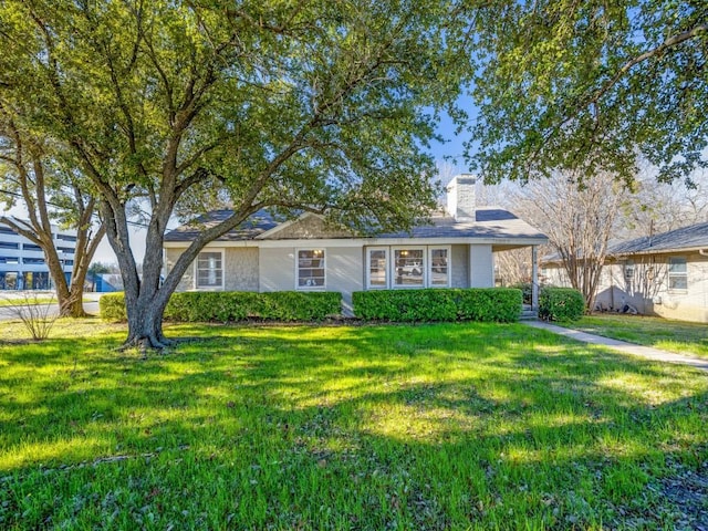 single story home featuring a front lawn