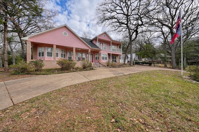 view of front of house featuring a front lawn and covered porch