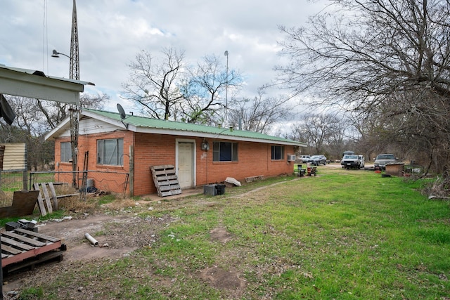 exterior space featuring a lawn