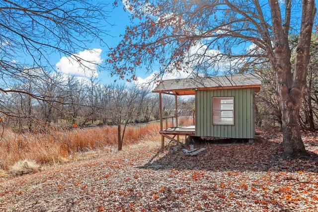 view of yard with a shed