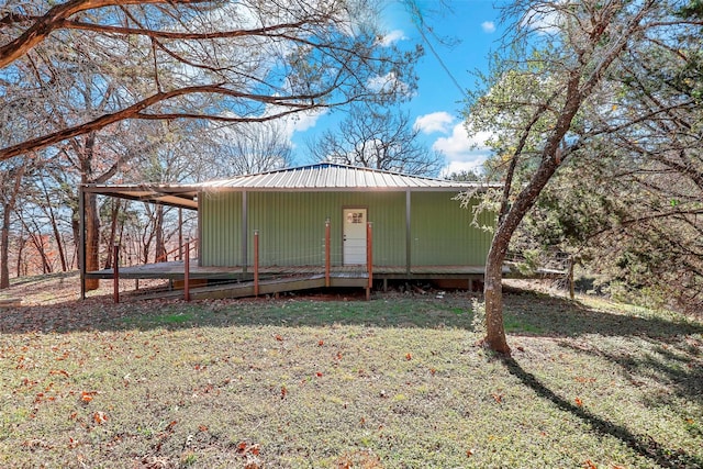 view of front of property featuring a front yard