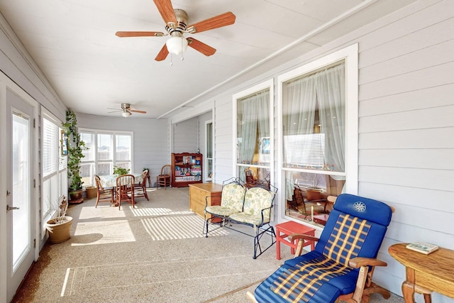 sunroom with ceiling fan