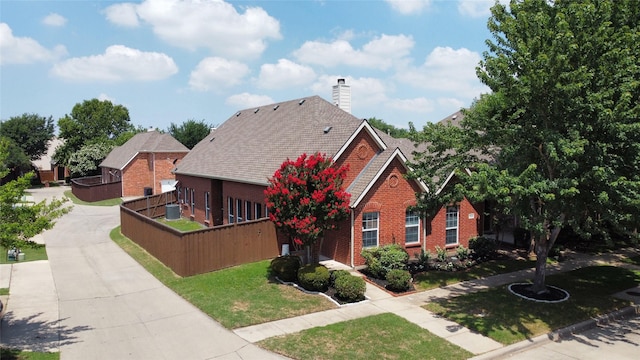 view of front of property featuring a front yard