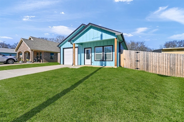 view of front facade featuring a garage and a front lawn