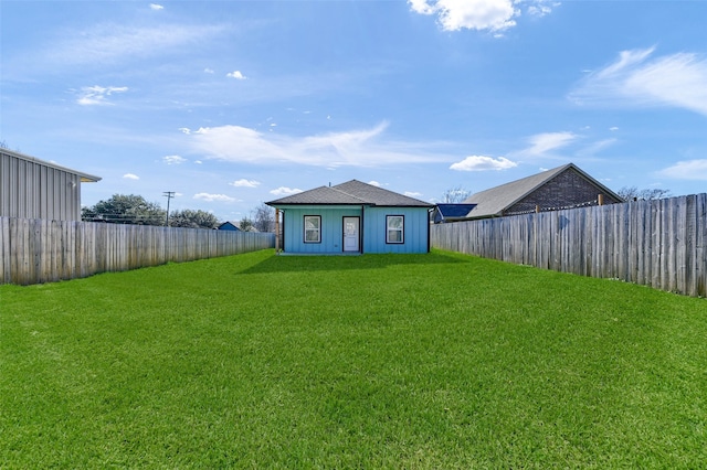 view of yard with an outbuilding