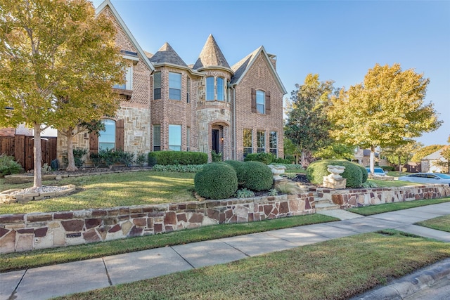 view of front of property featuring a front lawn