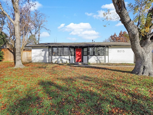 ranch-style home featuring a front lawn