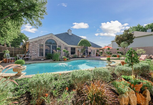 view of swimming pool featuring a jacuzzi and a patio area