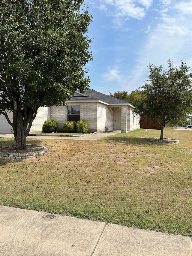 view of front facade with a front yard