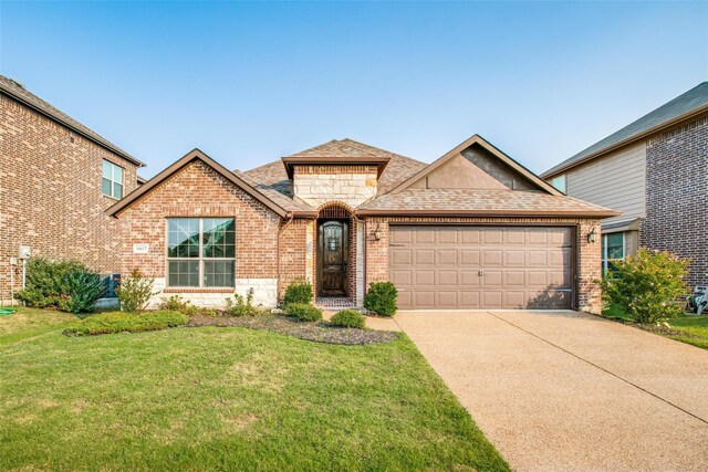 view of front of home featuring a front lawn and a garage