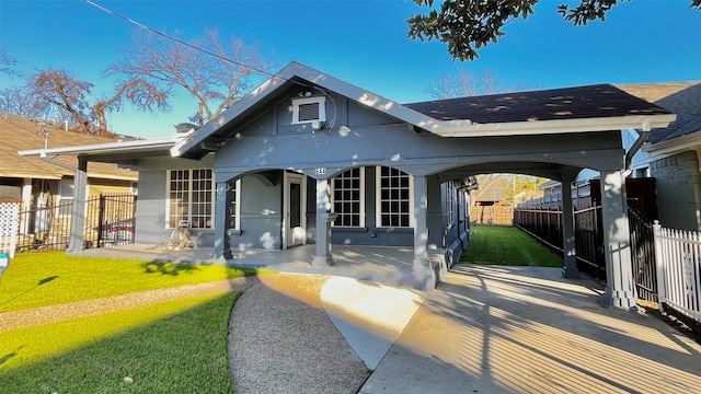 view of front of house featuring a front lawn