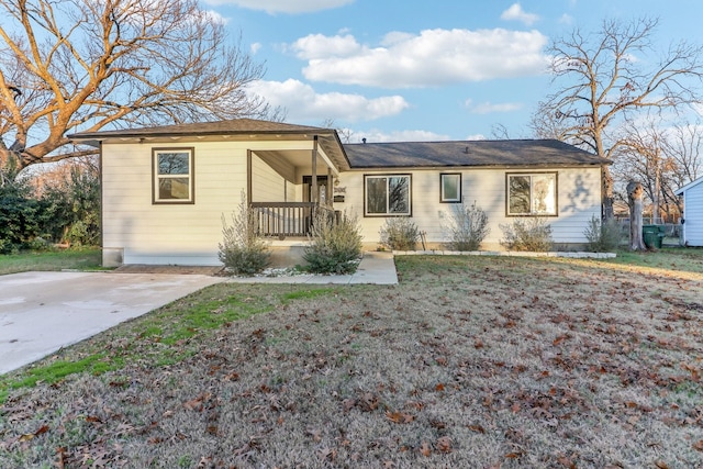 single story home with a porch