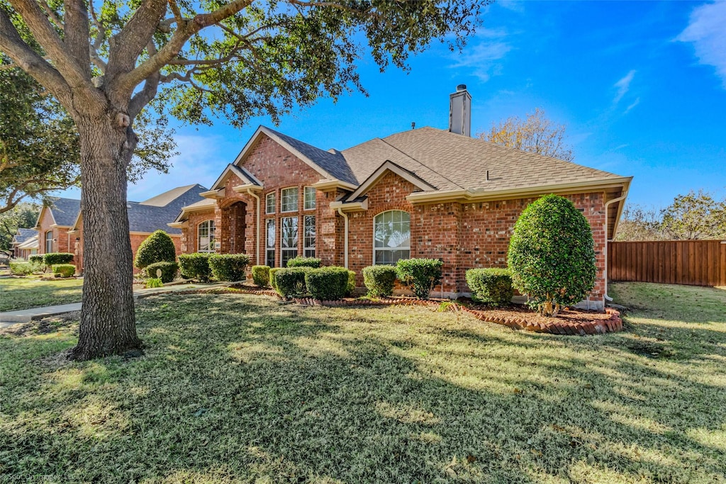 view of front of property featuring a front lawn